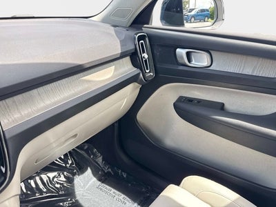 2023 Volvo XC40 Plus Dark Theme