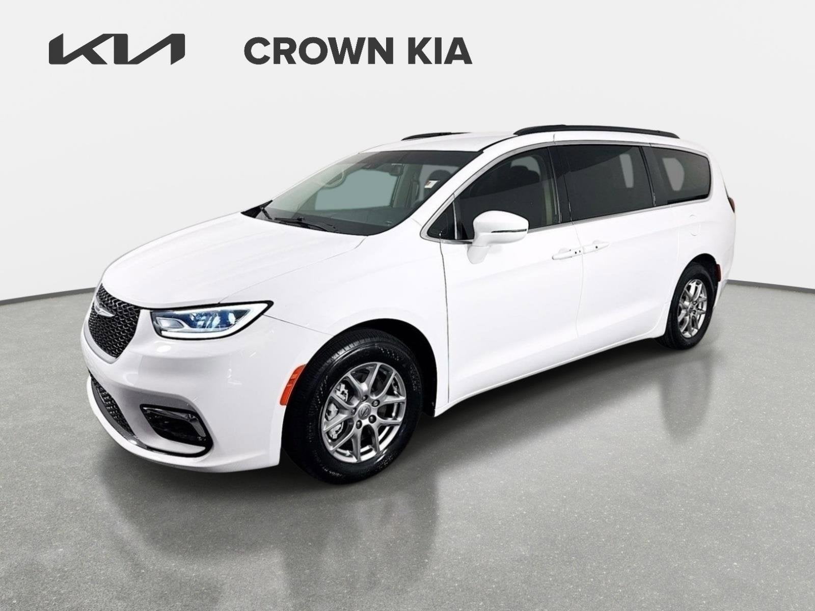 2021 Chrysler Pacifica Touring's photo