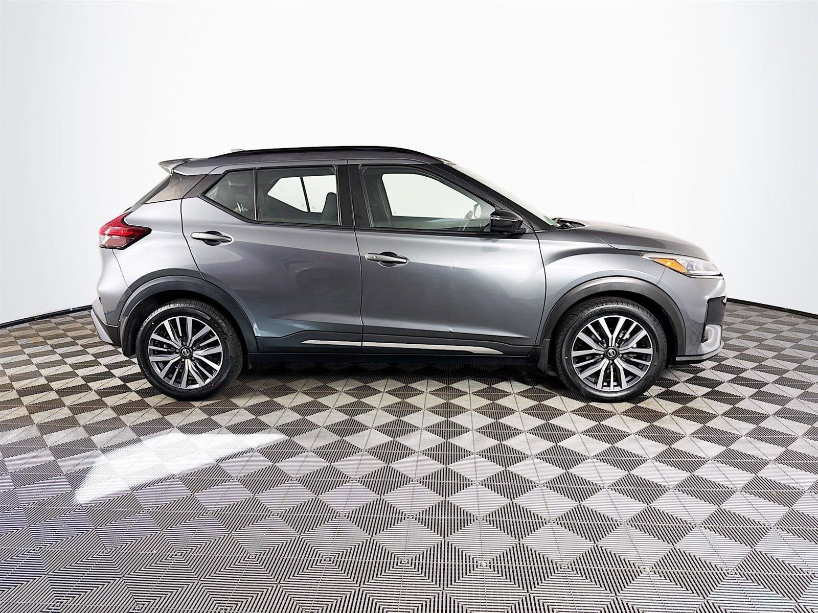 2021 Nissan Kicks SR
