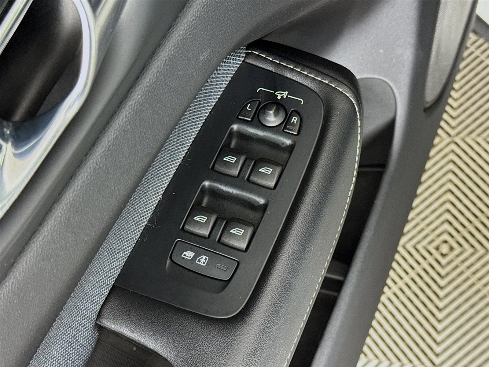 2022 Volvo XC60 Recharge Plug-In Hybrid R-Design