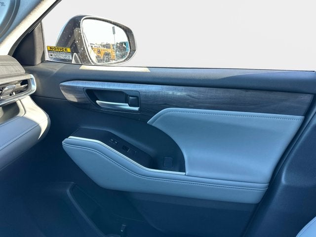 2025 Toyota Highlander LE