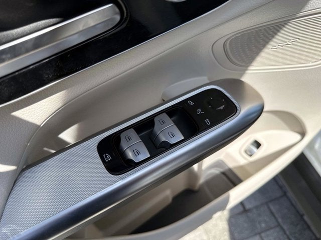 2025 Mercedes-Benz GLC 300