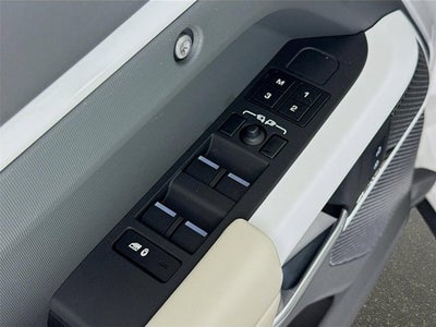2023 Land Rover Defender 110 SE
