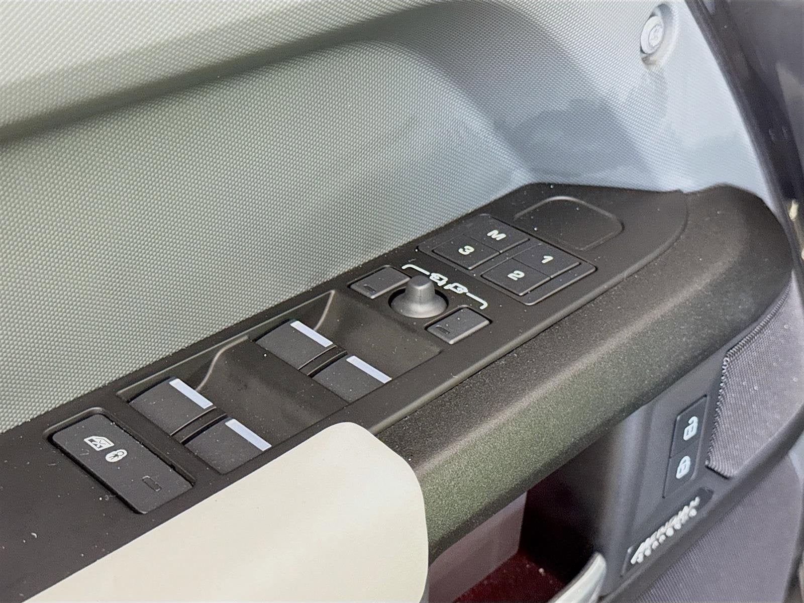 2025 Land Rover Defender V8