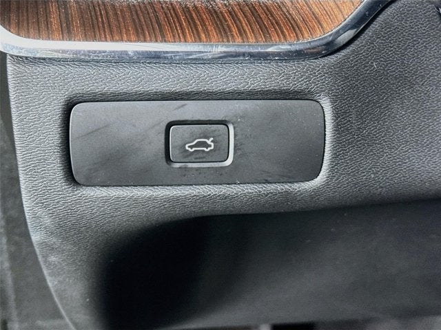 2023 Volvo XC60 Ultimate Dark Theme