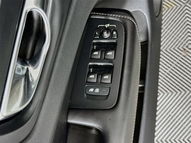 2023 Volvo XC60 Ultimate Dark Theme