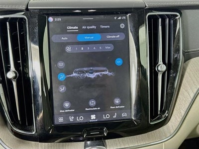2024 Volvo XC60 Recharge Plug-In Hybrid Ultimate Dark Theme