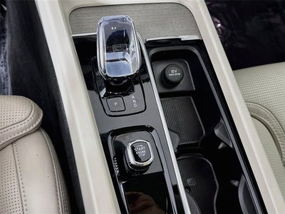 2024 Volvo XC60 Recharge Plug-In Hybrid Ultimate Dark Theme