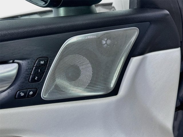 2024 Volvo XC60 Recharge Plug-In Hybrid Ultimate Dark Theme