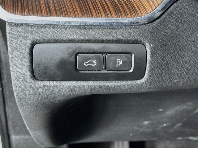 2023 Volvo XC60 Recharge Plug-In Hybrid Ultimate Dark Theme