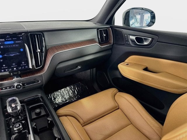 2023 Volvo XC60 Recharge Plug-In Hybrid Ultimate Dark Theme