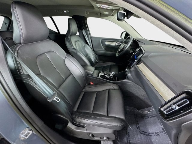 2023 Volvo XC40 Plus Dark Theme