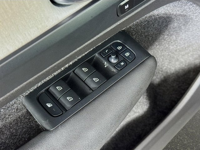 2023 Volvo XC40 Ultimate Dark Theme