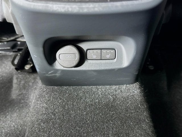 2023 Volvo XC40 Plus Bright Theme