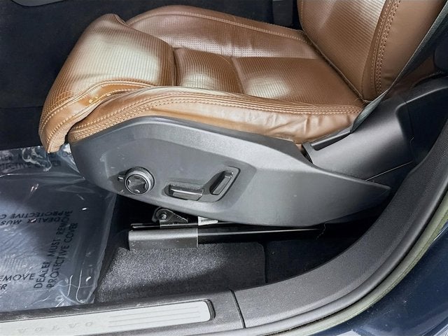 2023 Volvo XC60 Ultimate Bright Theme