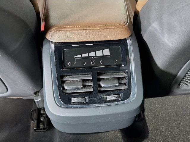 2023 Volvo XC60 Ultimate Bright Theme