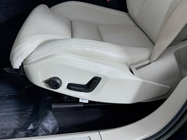 2023 Volvo XC60 Ultimate Bright Theme