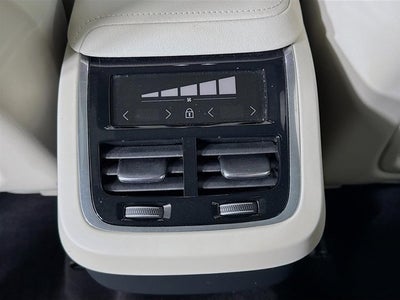 2023 Volvo XC60 Ultimate Bright Theme