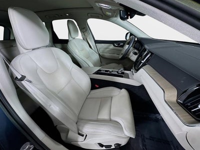 2023 Volvo XC60 Ultimate Bright Theme