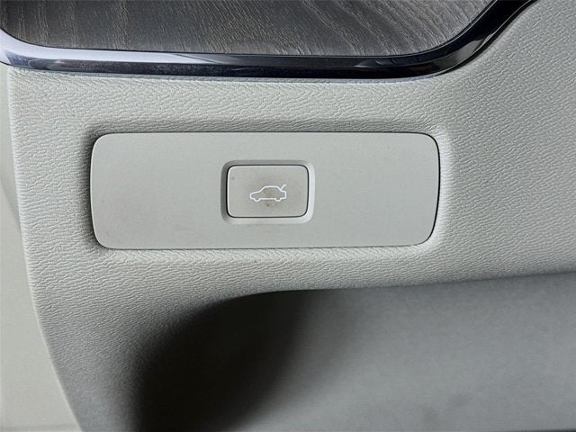 2023 Volvo XC60 Plus Dark Theme