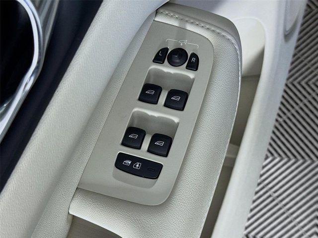 2023 Volvo XC60 Plus Dark Theme