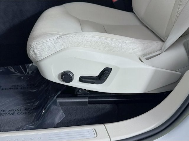 2023 Volvo XC60 Plus Dark Theme