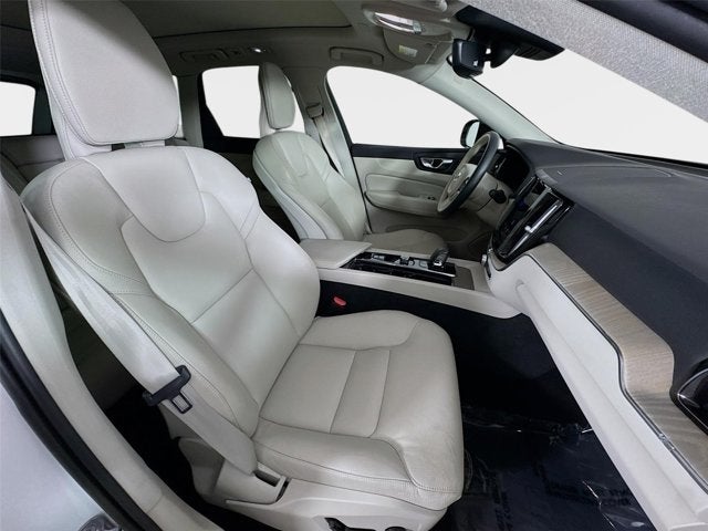 2023 Volvo XC60 Plus Dark Theme