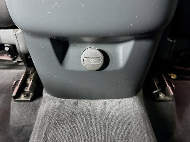 2023 Volvo XC60 Plus Dark Theme