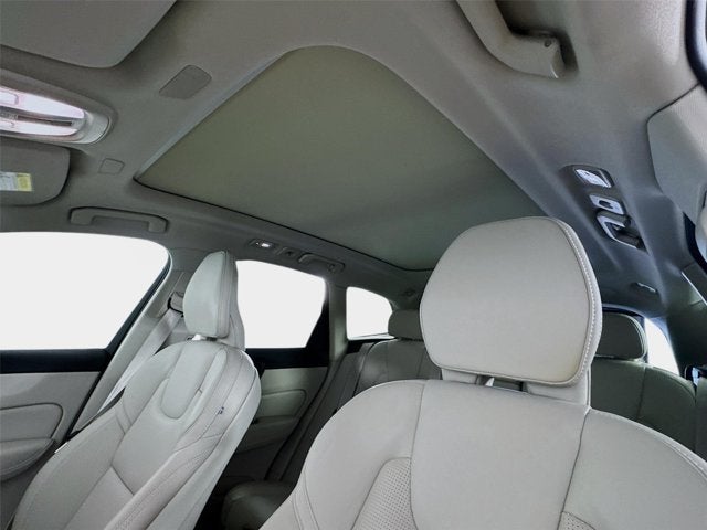 2023 Volvo XC60 Ultimate Bright Theme