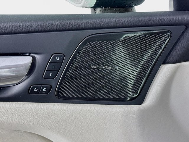 2023 Volvo XC60 Ultimate Bright Theme