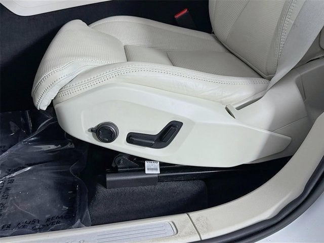 2023 Volvo XC60 Ultimate Bright Theme