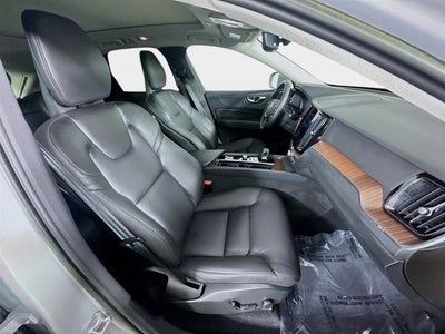 2023 Volvo XC60 Plus Bright Theme