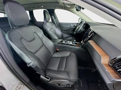 2023 Volvo XC60 Plus Bright Theme