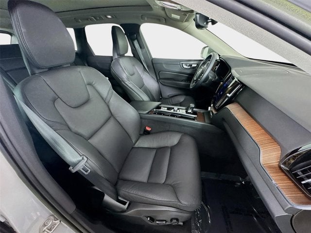 2023 Volvo XC60 Plus Bright Theme