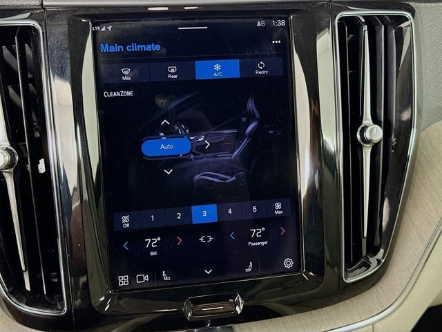 2023 Volvo XC60 Plus Bright Theme