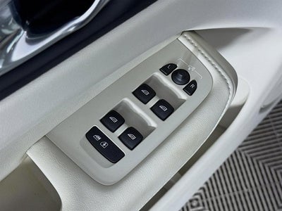 2023 Volvo XC60 Plus Bright Theme