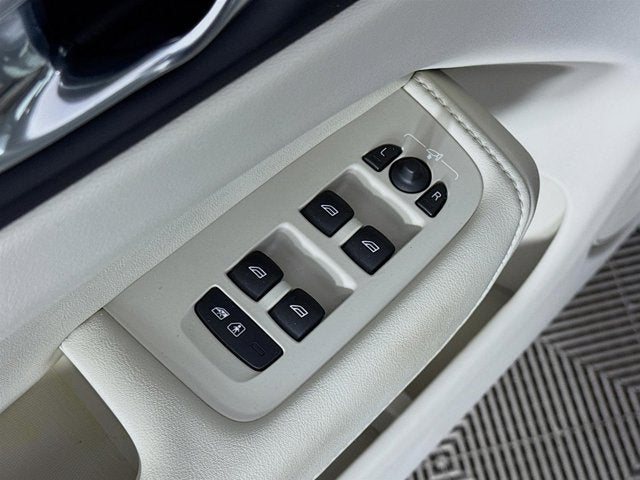 2023 Volvo XC60 Plus Bright Theme