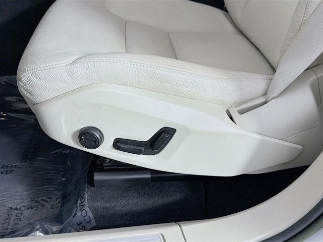 2023 Volvo XC60 Plus Bright Theme