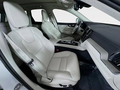 2023 Volvo XC60 Plus Bright Theme