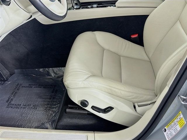 2024 Volvo XC60 Core Dark Theme