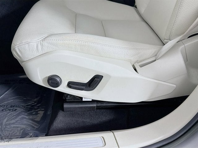 2023 Volvo XC60 Plus Dark Theme