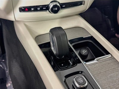2024 Volvo XC60 Plus Dark Theme