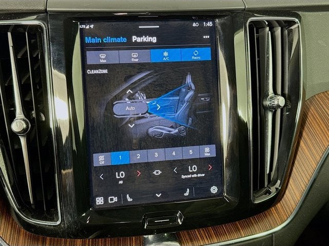 2024 Volvo XC60 Plus Dark Theme