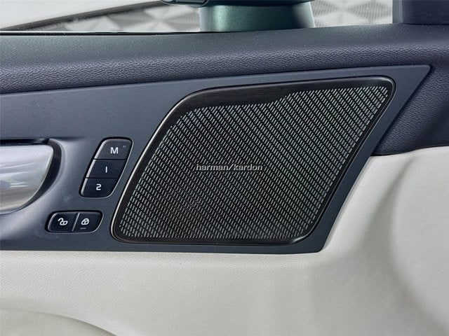 2024 Volvo XC60 Ultimate Dark Theme