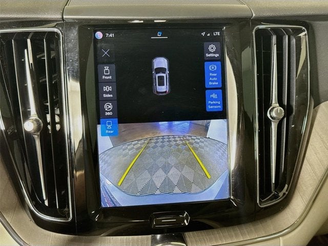 2023 Volvo XC60 Plus Bright Theme