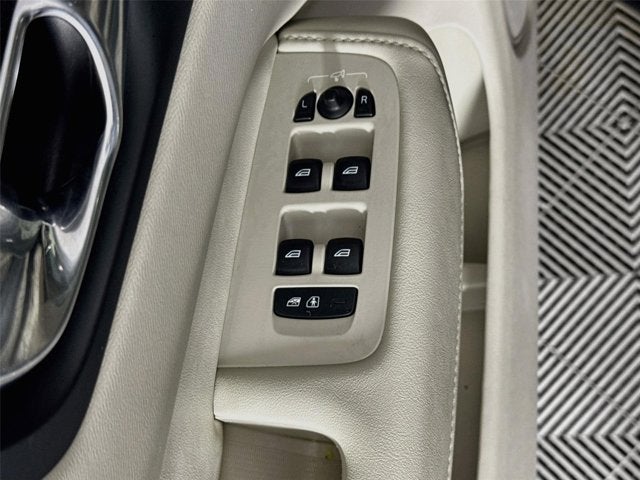 2023 Volvo XC60 Plus Bright Theme