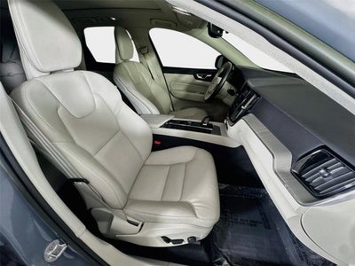 2023 Volvo XC60 Plus Bright Theme
