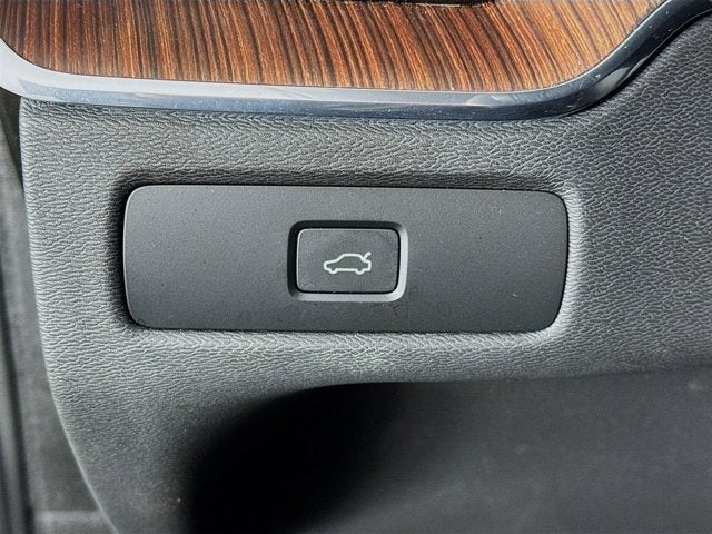 2023 Volvo XC60 Plus Bright Theme