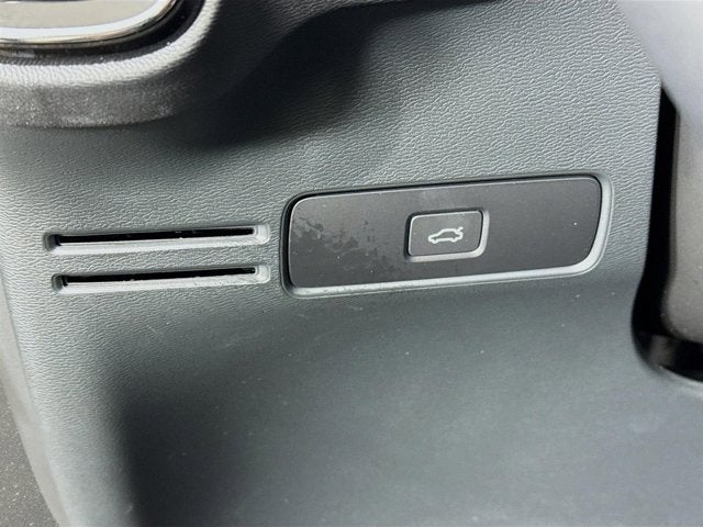 2023 Volvo XC40 Plus Bright Theme