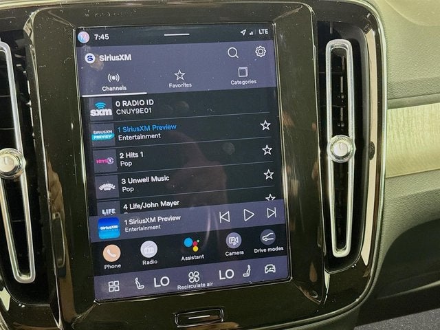2023 Volvo XC40 Plus Bright Theme